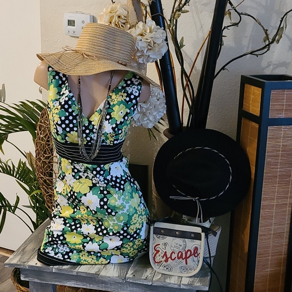 SALE BEAUTIFUL SUMMER MULTI MINI FLORAL DRESS - Picture 14 of 16